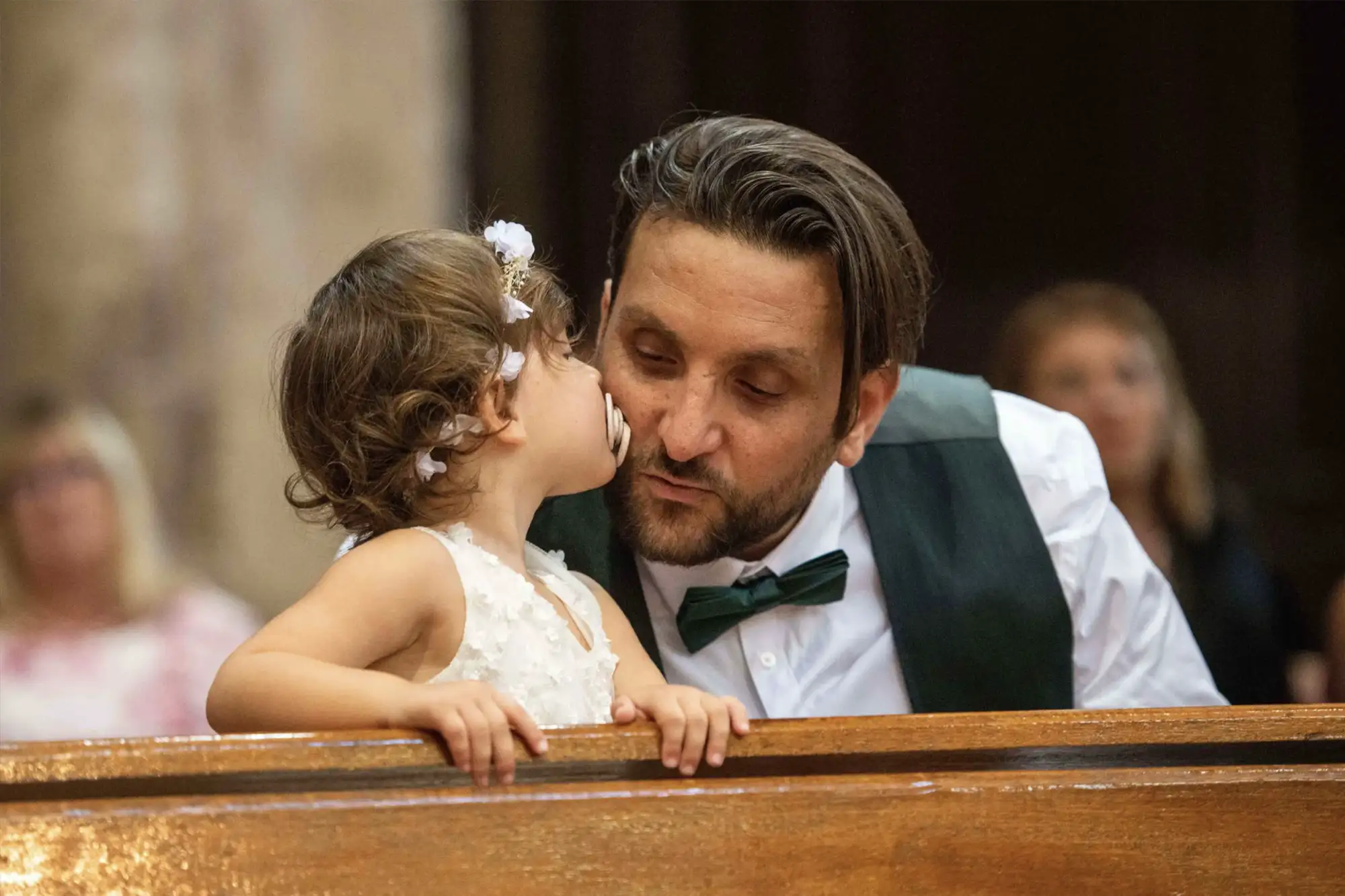Baiser d'un enfant lors d'une cérémonie de mariage à l'église, photographe marseille