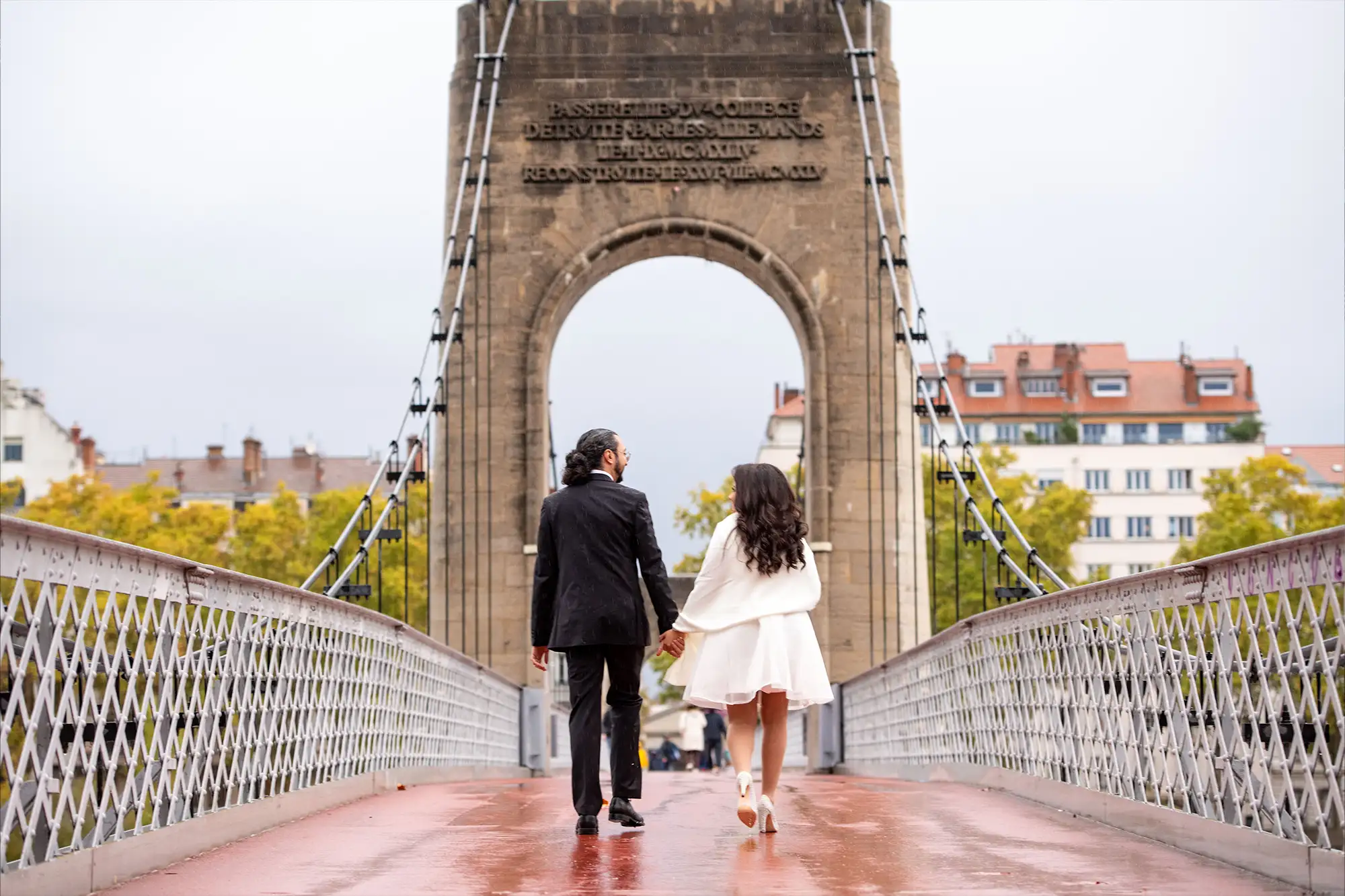 Mariés partageant une promenade romantique dans le vieux Lyon.