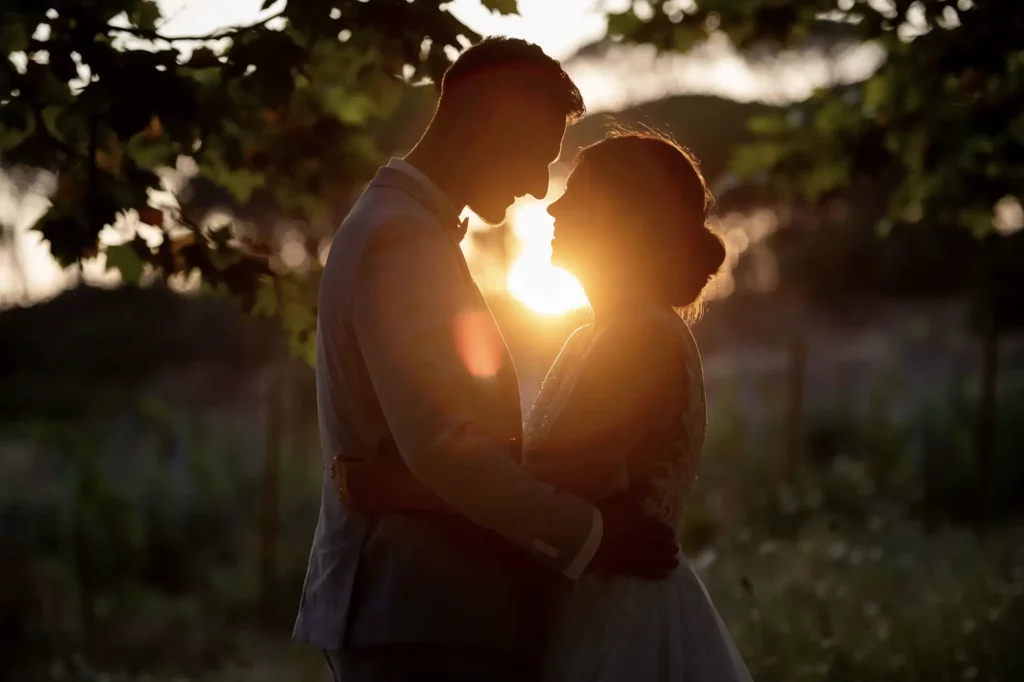 Moment d'intimité, photographe de mariage sous le coucher de soleil marseillais