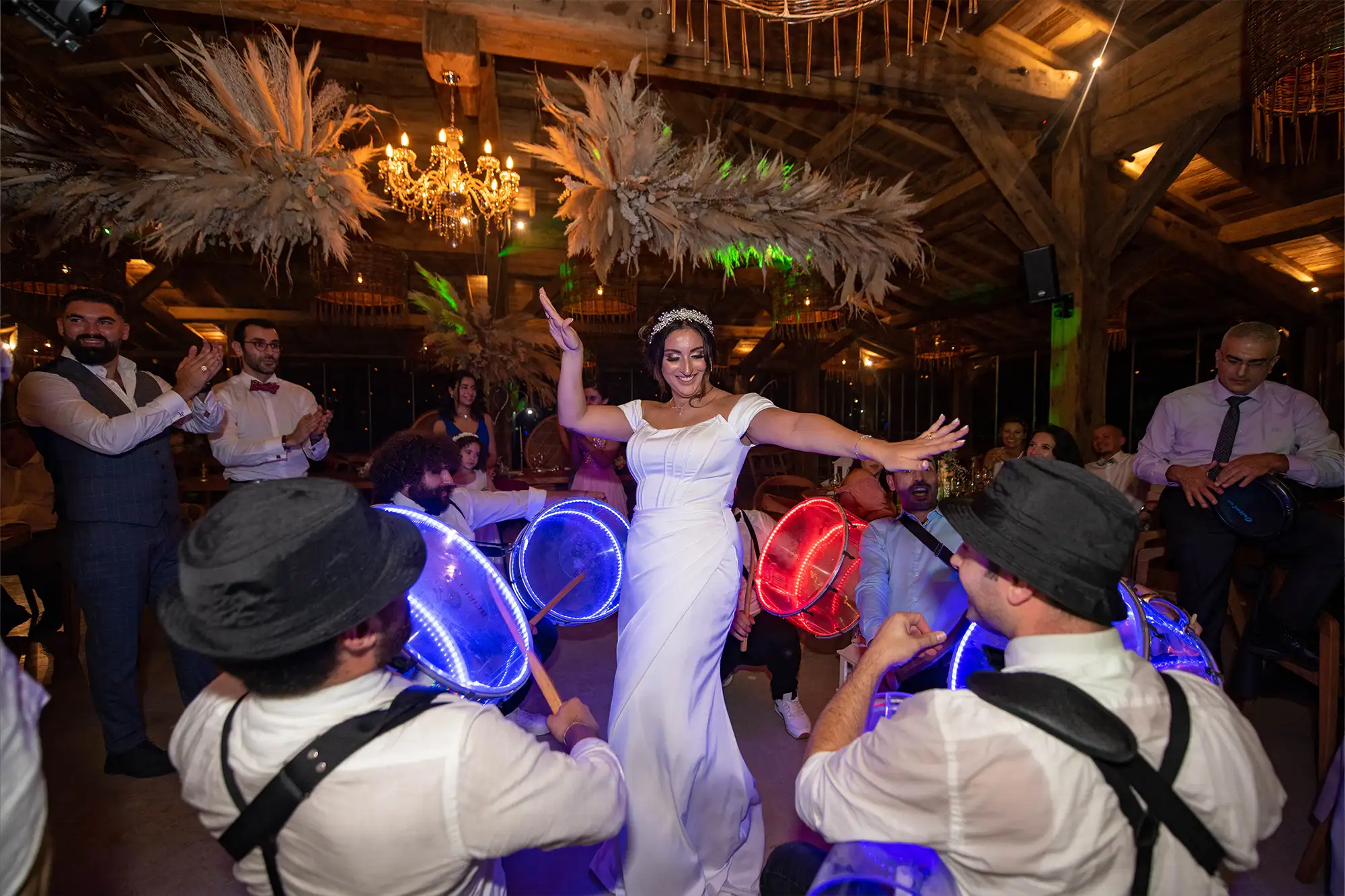 Ambiance festive lors d'un mariage au Domaine de Brès, Zaffé libanaise.
