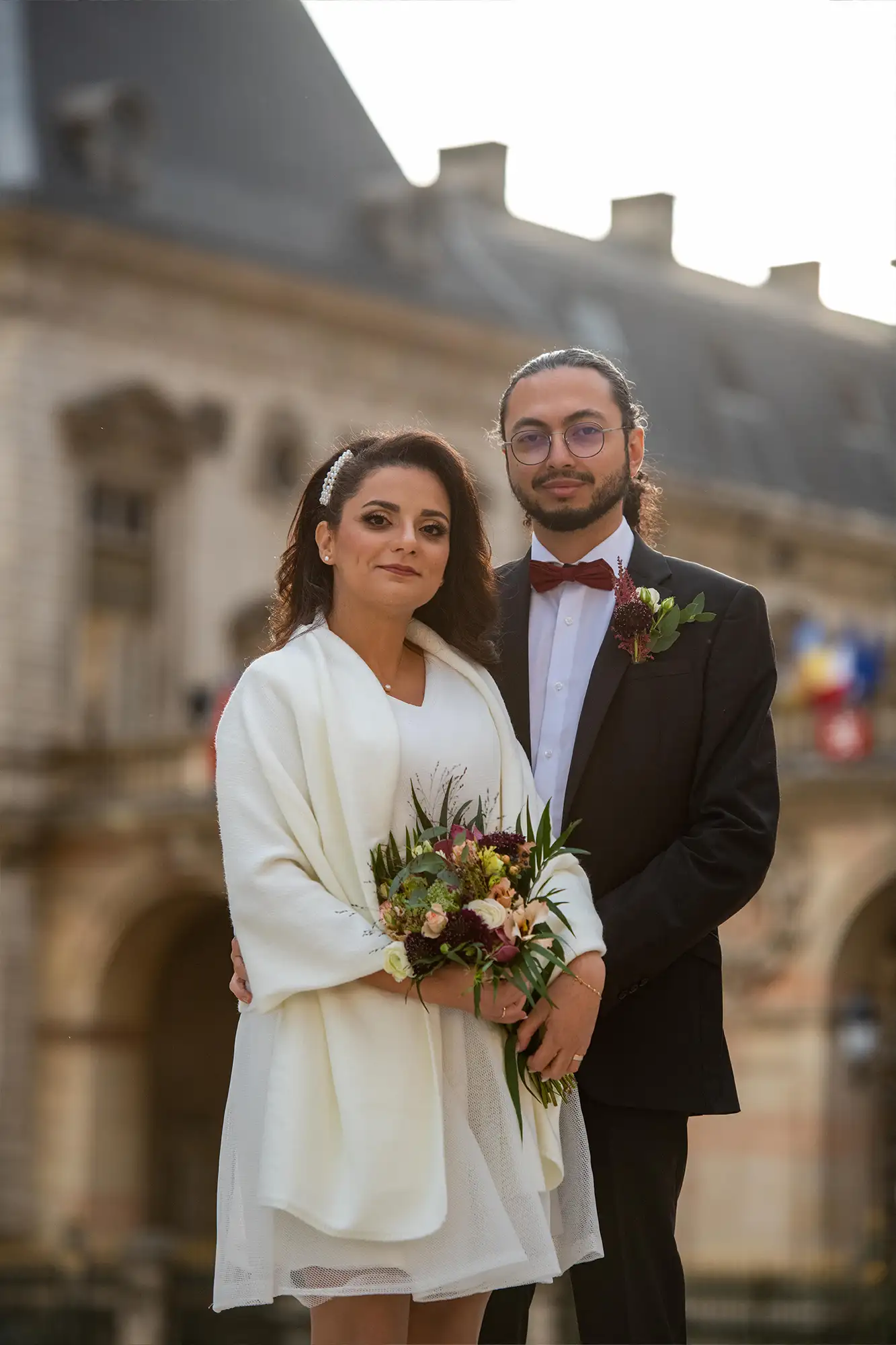 Couple de mariés à la sortie de la mairie de Lyon
