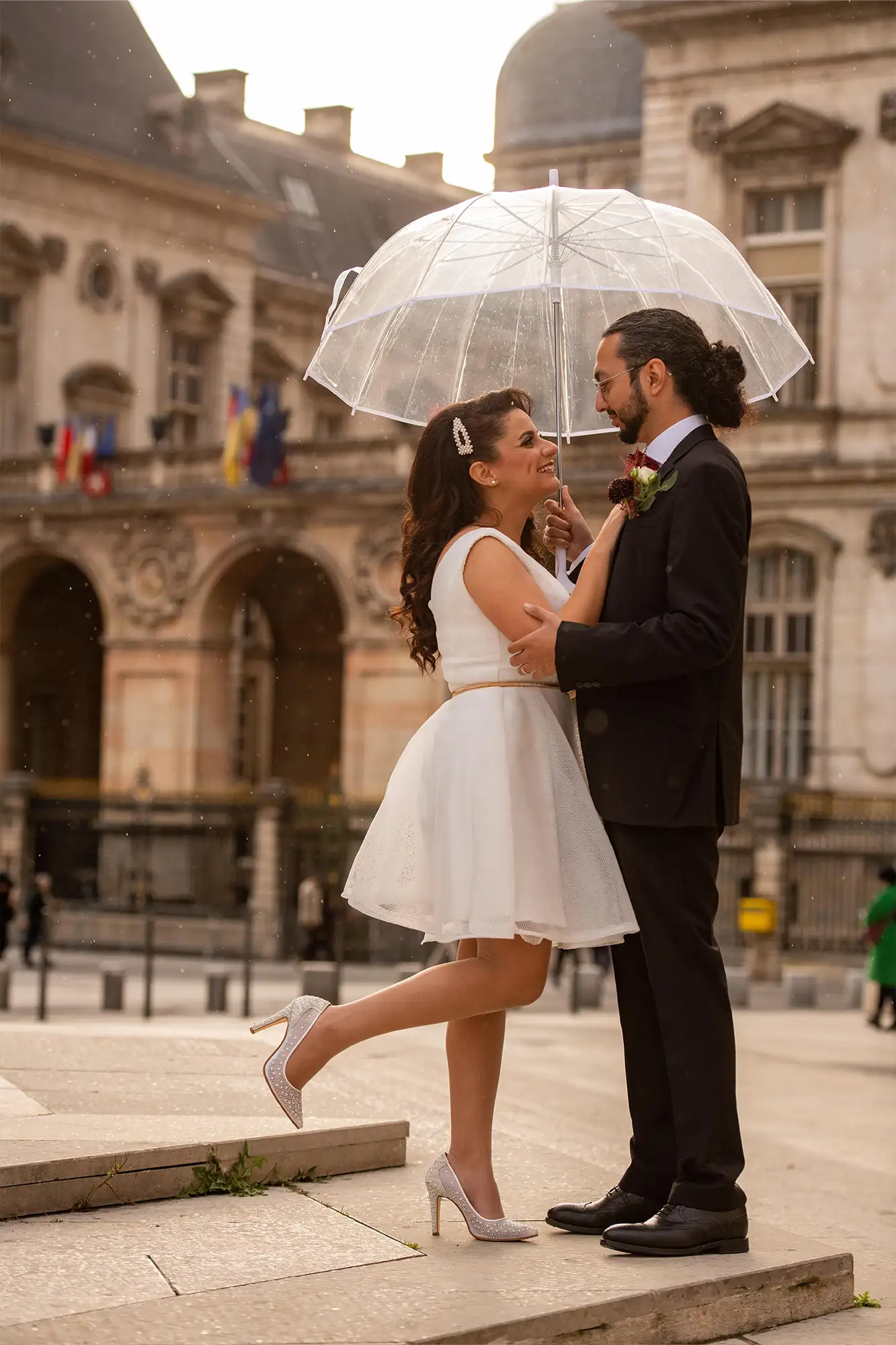 Mariés sous la pluie photographie romantique à Lyon
