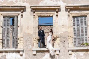 Photographe de mariage à Marseille prenant une photo des mariés dans les ruines du Château Roquefeuille.