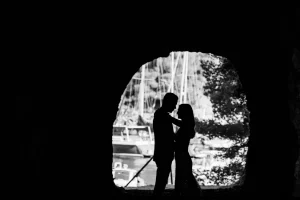 Photographe, moment intime entre mariés à Marseille, presqu'île de Cassis