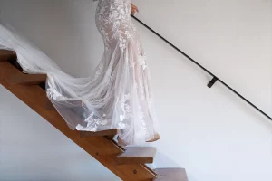 Photo artistique découverte de la mariée dans sa robe à Marseille